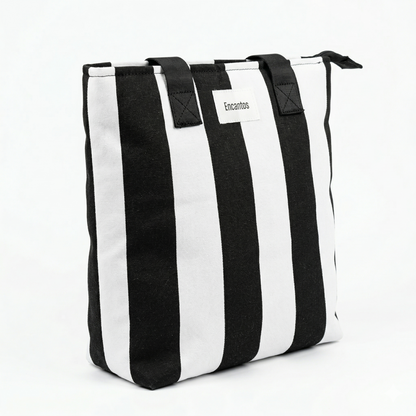 Bolso Tote Rayas Blanco y Negro 2 en 1 con diseño de rayas verticales en blanco y negro, asas negras y etiqueta frontal sencilla.