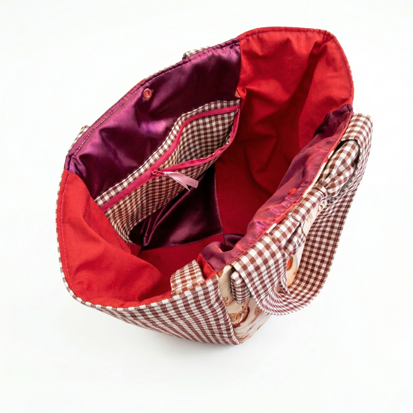 Bolso Tote Vichy Cerezas con Lazo abierto mostrando su interior rojo y detalles en tela vichy con compartimentos y cierre en la parte superior.