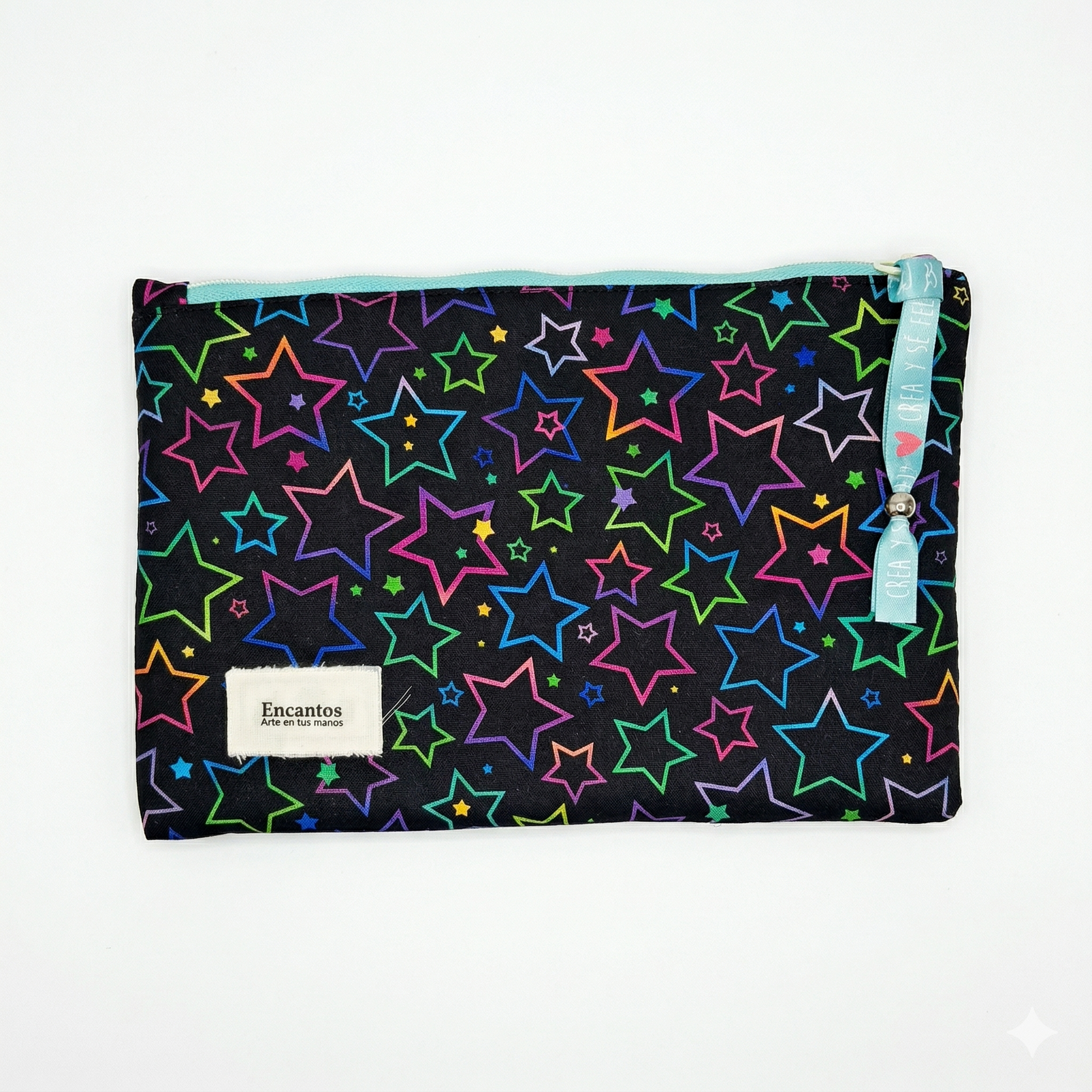 Neceser Estrellas Neon Negro | Encantos con diseño de estrellas de colores neón sobre fondo negro, cierre con cinta decorativa azul y etiqueta de la marca Encantos.