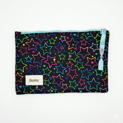 Neceser Estrellas Neon Negro | Encantos con diseño de estrellas de colores neón sobre fondo negro, cierre con cinta decorativa azul y etiqueta de la marca Encantos.
