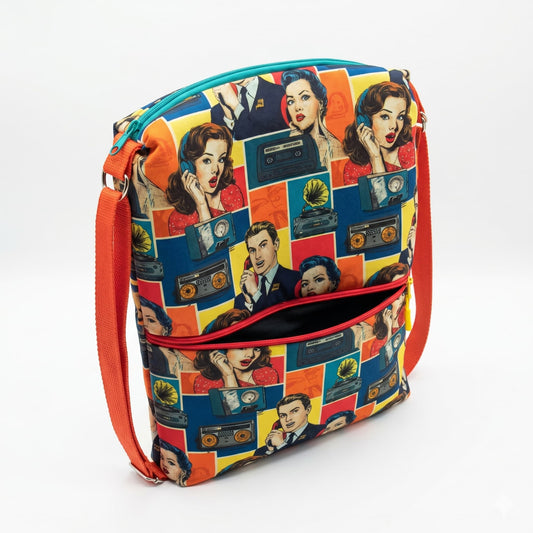 Vista lateral de mochila pop art retro — compartimento principal con cremallera turquesa y forro negro
