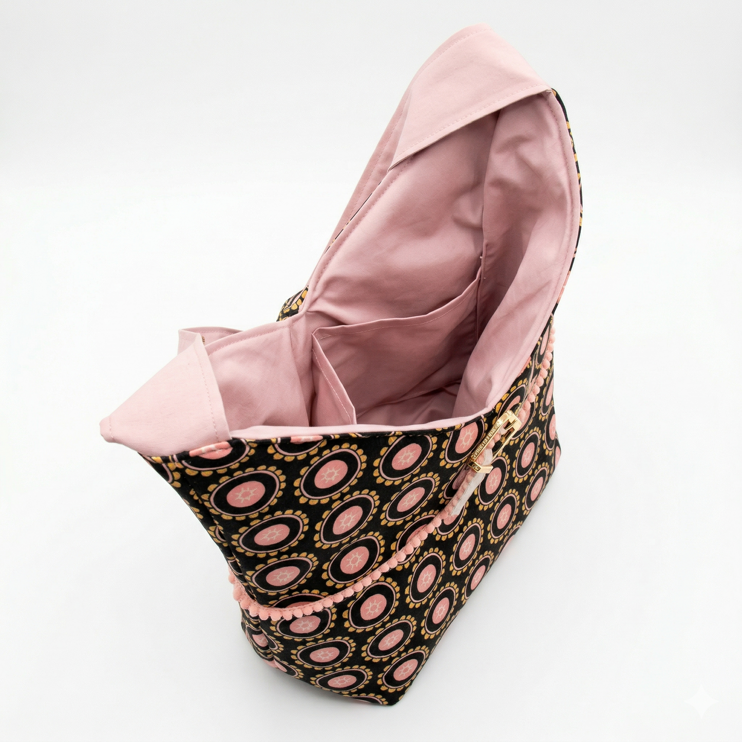 Bolso Hobo Círculos Rosa & Negro | Encantos con diseño de círculos en rosa y negro, interior espacioso en tono rosa pastel y detalles decorativos en pompones.