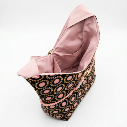 Bolso Hobo Círculos Rosa & Negro | Encantos con diseño de círculos en rosa y negro, interior espacioso en tono rosa pastel y detalles decorativos en pompones.