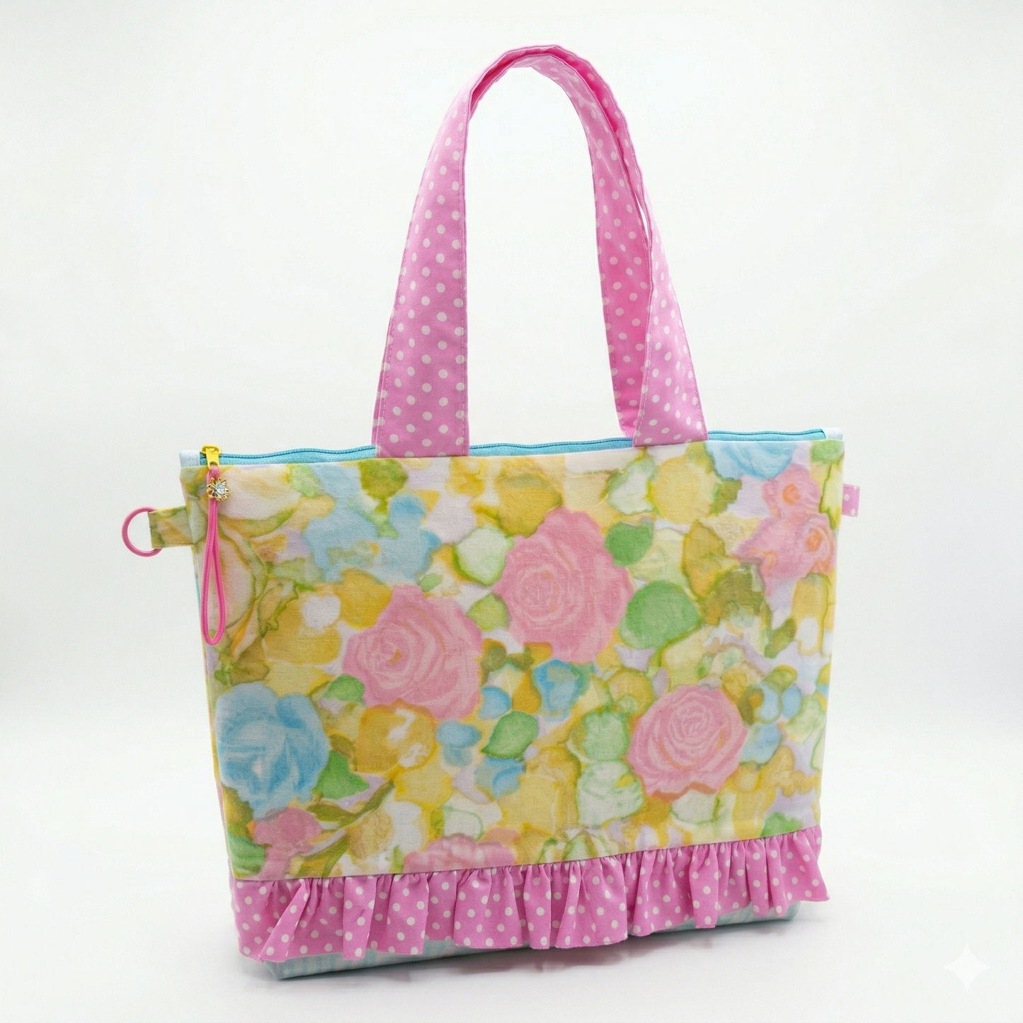 Bolso Tote Rosas Acuarela con diseño floral en tonos pastel, asas rosas con lunares blancos y detalle de volante en la base, ideal para un estilo femenino y alegre.