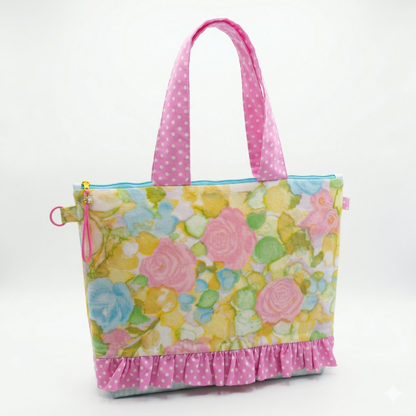 Bolso Tote Rosas Acuarela con diseño floral en tonos pastel, asas rosas con lunares blancos y detalle de volante en la base, ideal para un estilo femenino y alegre.