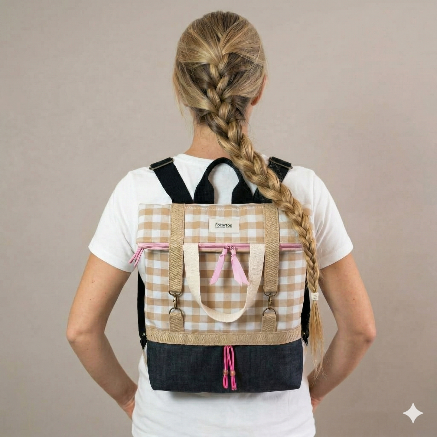 Persona vista de espaldas con trenza larga usando mochila a cuadros beige y rosa, estilo casual Mochila Vichy Rosa | Encantos.