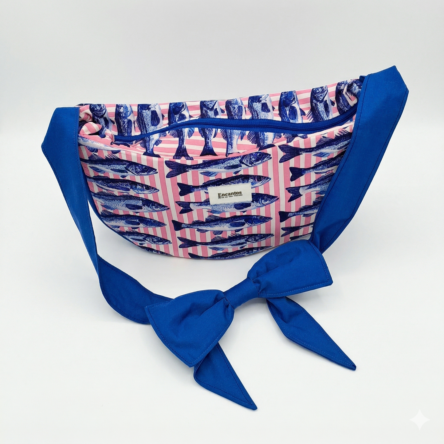 Bolsa Hobo Sardinas · Encantos con estampado de sardinas azules sobre fondo rosa a rayas y correa amplia con moño azul intenso.