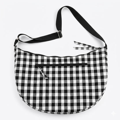 Bolso Luna Flores & Vichy Negro — Encantos con diseño vichy en blanco y negro, con cierre frontal y correa ajustable para llevar al hombro.