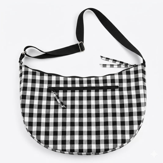 Bolso Luna Flores & Vichy Negro — Encantos con diseño vichy en blanco y negro, con cierre frontal y correa ajustable para llevar al hombro.