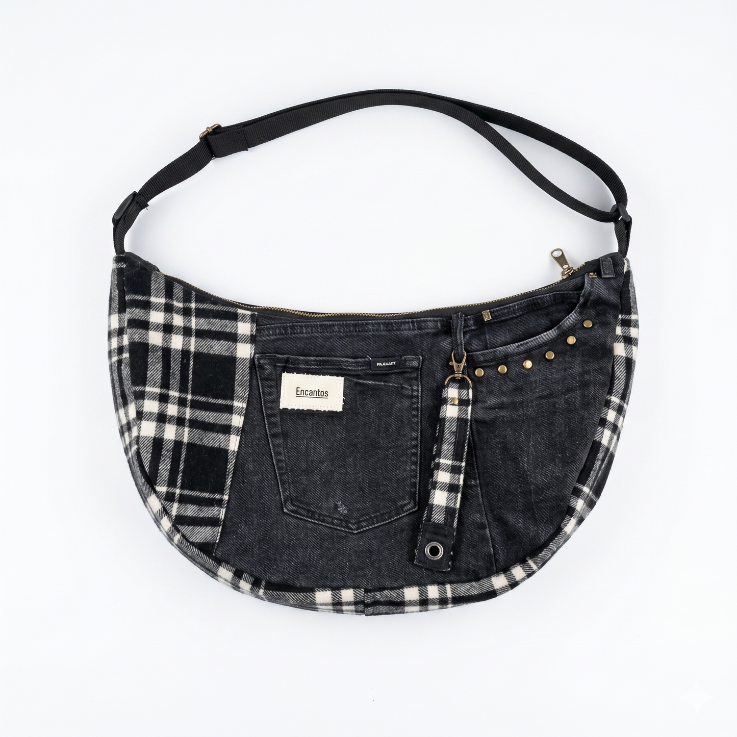 Bolso Luna artesanal con correa ajustable — denim reciclado y tejido tartan — Encantos