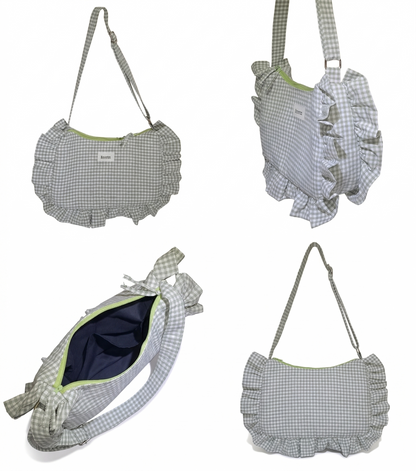 Bolso Hobo Gingham con Volantes en patrón vichy gris y blanco, con volantes en los bordes y correa ajustable, detalle interno en color oscuro.