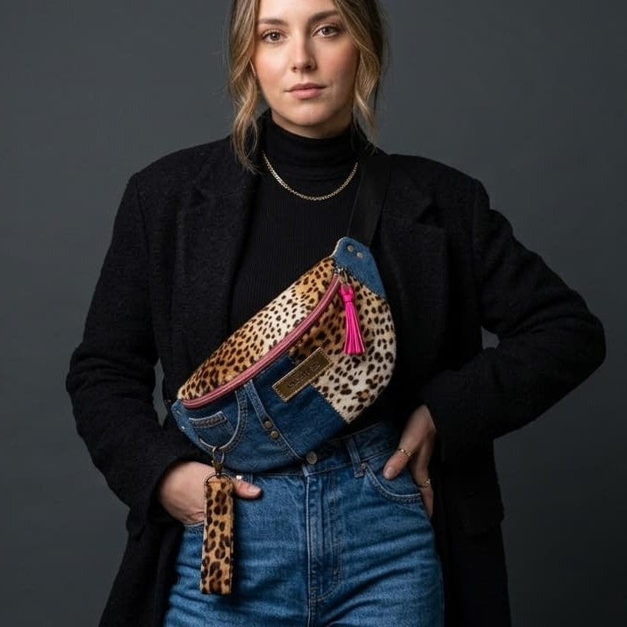 Modelo llevando riñonera Denim y Leopard Encantos como bandolera cruzada - look urbano