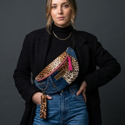 Modelo llevando riñonera Denim y Leopard Encantos como bandolera cruzada - look urbano