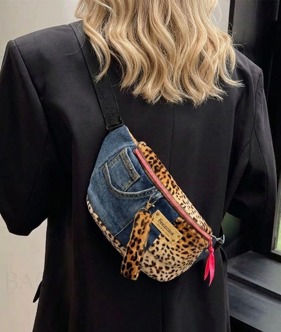 Modelo de espaldas con riñonera Denim y Leopard Encantos cruzada - detalle correa ajustable