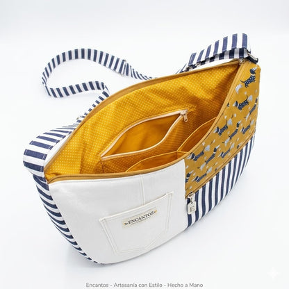 Interior del Bolso Sling Dachshund Encantos abierto — forro mostaza con lunares, bolsillo interior con cremallera y tres compartimentos organizadores
