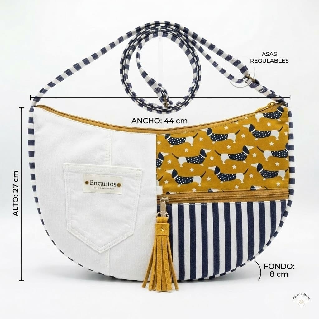 Bolso Sling Dachshund Encantos con medidas: 44 cm de ancho, 27 cm de alto y 8 cm de fondo. Asa regulable indicada