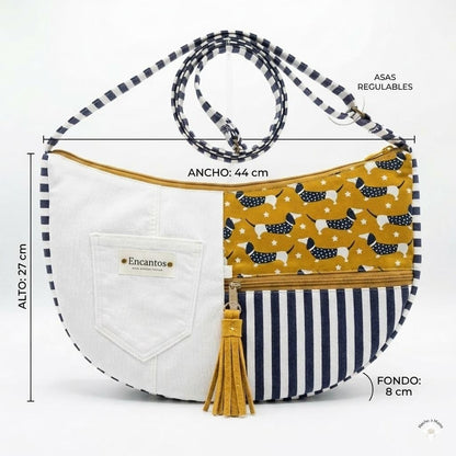 Bolso Sling Dachshund Encantos con medidas: 44 cm de ancho, 27 cm de alto y 8 cm de fondo. Asa regulable indicada