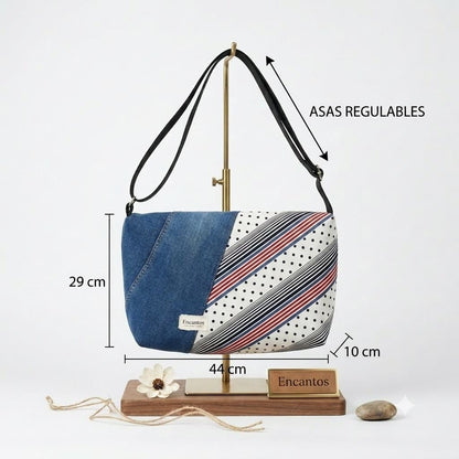 Bolso hobo patchwork denim y lunares, vista frontal en soporte dorado