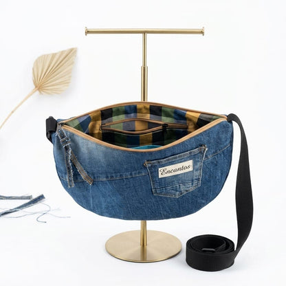 Bolso media luna denim abierto mostrando forro interior a cuadros