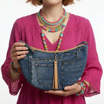 Bolso media luna denim en manos de modelo con outfit boho