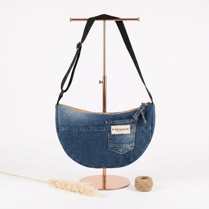 Bolso media luna denim vista trasera con bolsillo y etiqueta Encantos