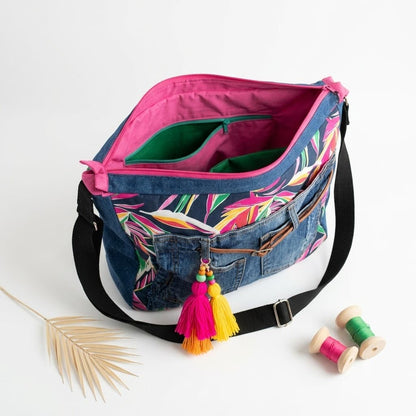 Bolso Tropical Denim en modelo con blazer fucsia