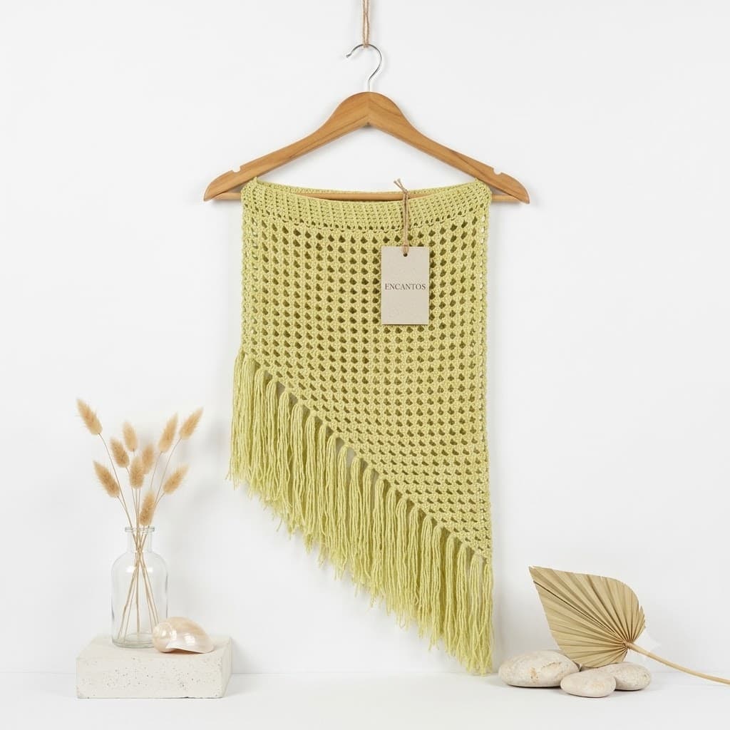 Pareo crochet verde lima asimétrico con flecos en percha, etiqueta Encantos