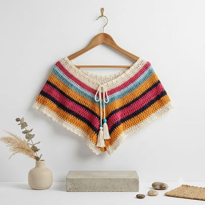 Short crochet multicolor rayas boho con cordón blanco y cuentas en percha, fondo blanco