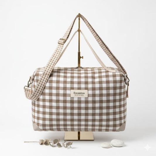 Bolso saco bebé vichy beige Encantos vista frontal con asa larga regulable