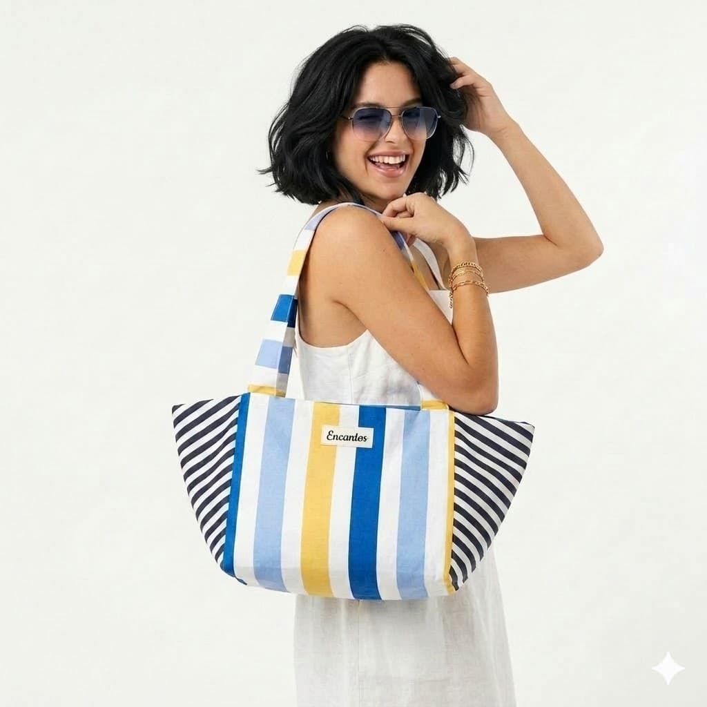 Mujer sonriente con bolso playero Encantos de rayas mediterráneas al hombro