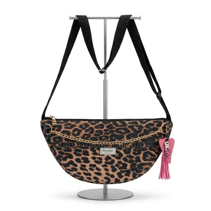 Bolso Animal Print leopardo en expositor, vista frontal con cadena dorada y colgante rosa