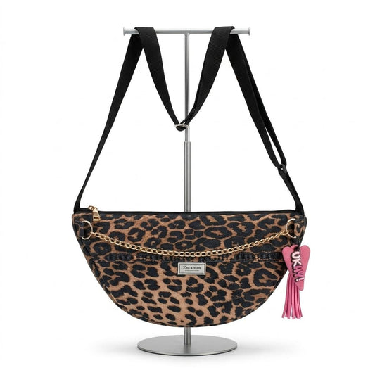 Bolso Animal Print leopardo en expositor, vista frontal con cadena dorada y colgante rosa