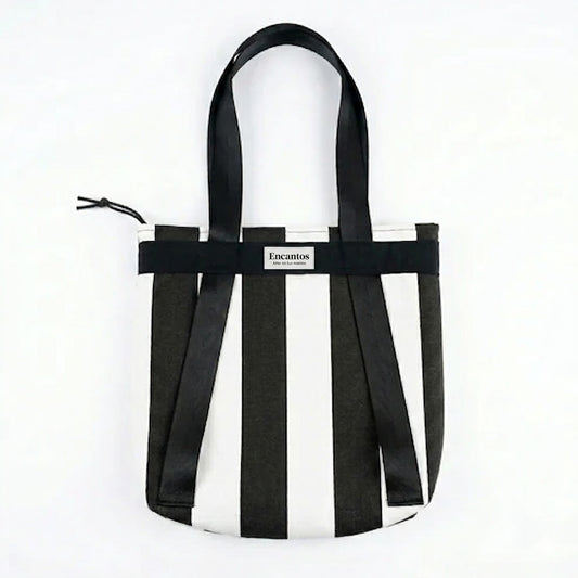 Bolso Tote Rayas Blanco y Negro 2 en 1 con diseño de rayas verticales en blanco y negro, asas largas y cierre superior con cordón para mayor seguridad.