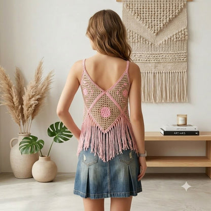 Modelo con top crochet rosa con flecos y motivos granny, vista trasera, ambiente boho