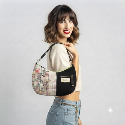Modelo sosteniendo bolso media luna The Beach CNDH bicolor cuadros pastel y negro, vista frontal — Encantos