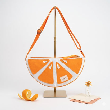 Bolso Media Luna Naranja Gajos Artesanal Encantos - vista frontal en soporte dorado