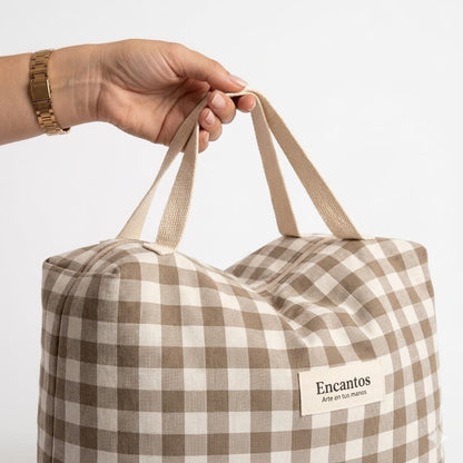 Detalle asas cortas bolso saco bebé vichy beige Encantos con etiqueta artesanal